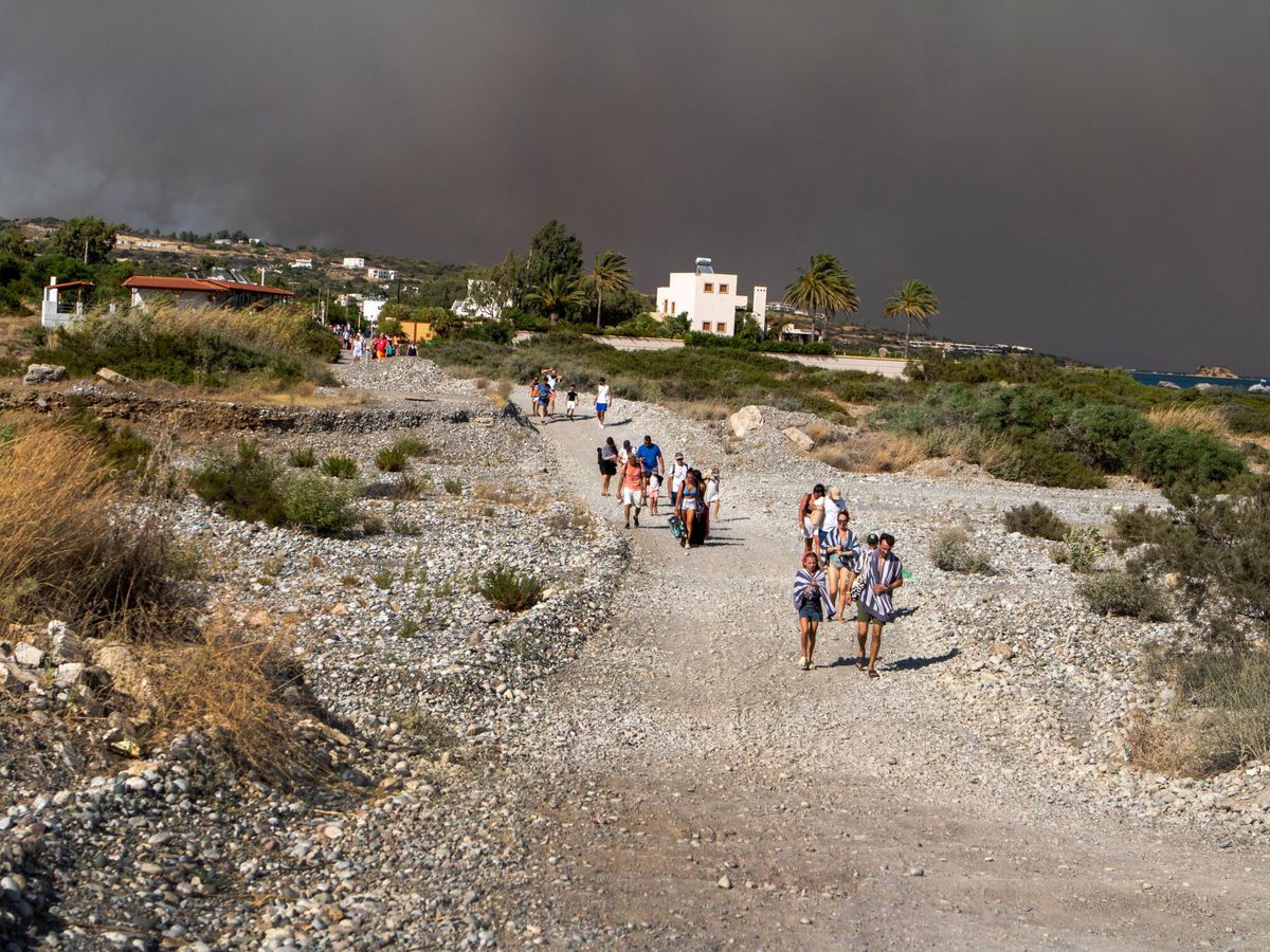 Foto:  Miles de turistas han sido evacuados este sábado en la isla griega de Rodas. (EFE/Damianidis Lefteris)