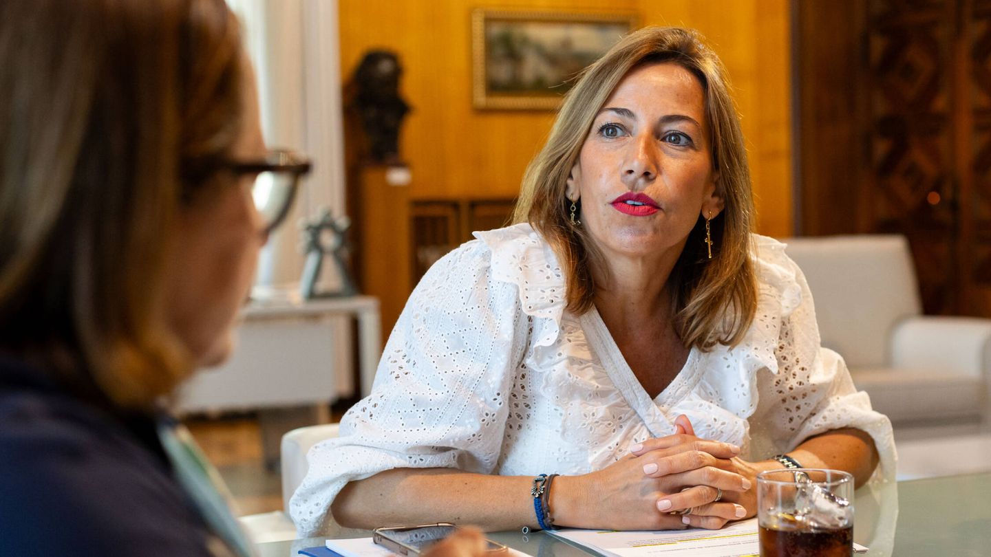 Natalia Chueca, alcaldesa de Zaragoza, conversa con los entrevistadores. (Cedida/Miguel G. García)