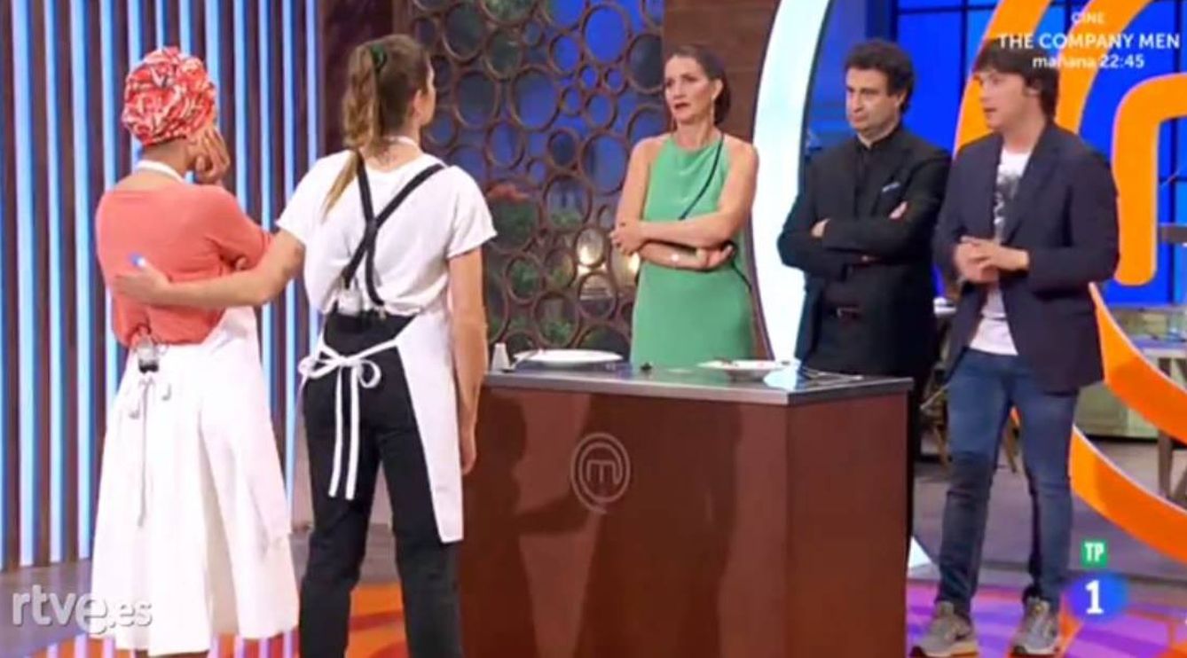 Silene presenta ante el jurado de 'MasterChef 5' unas aceitunas rellenas de chocolate. (RTVE)