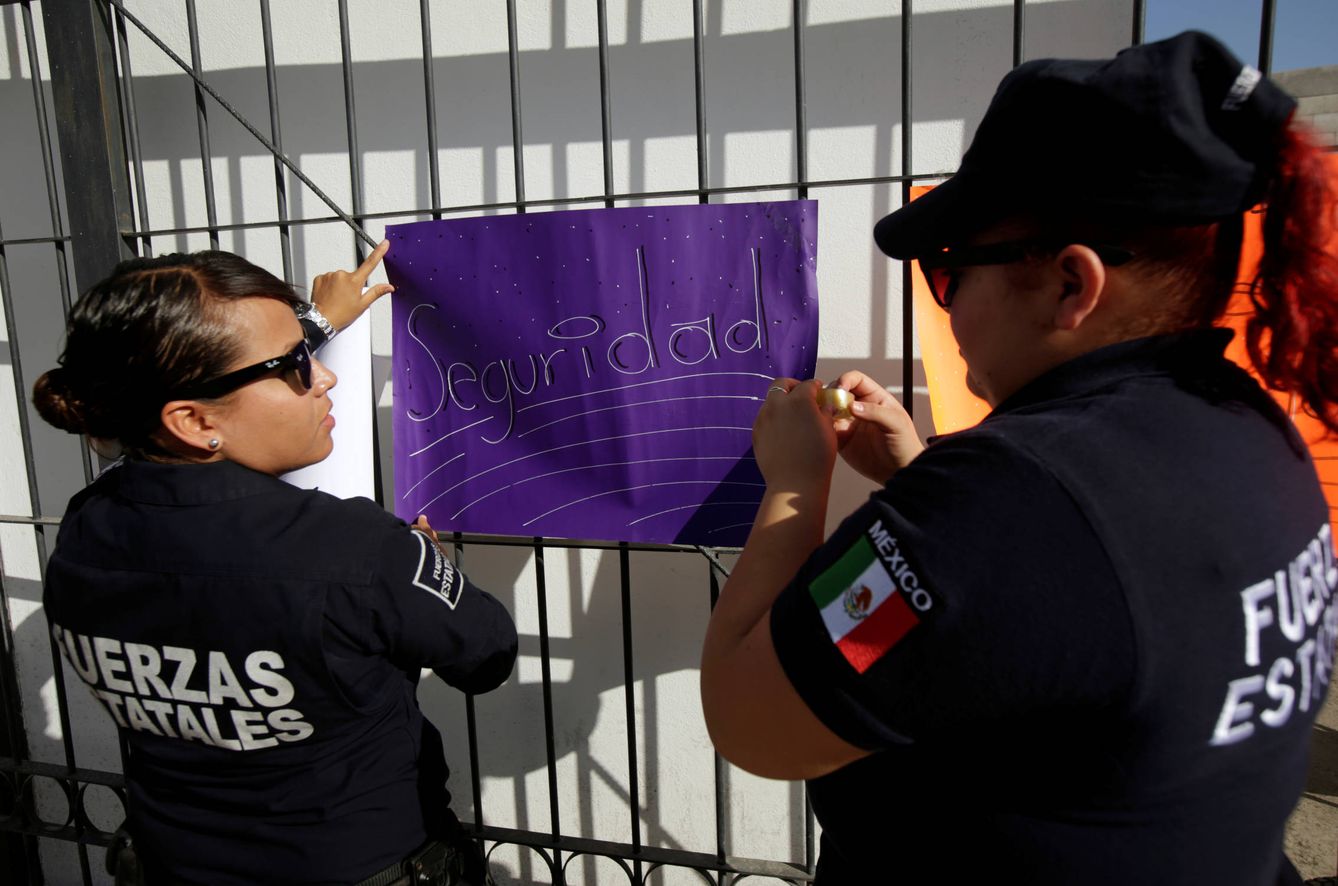 Policías toman parte en una protesta contra la falta de equipación adecuada para hacer frente al crimen organizado en Ciudad Juárez, en julio de 2018. (Reuters)