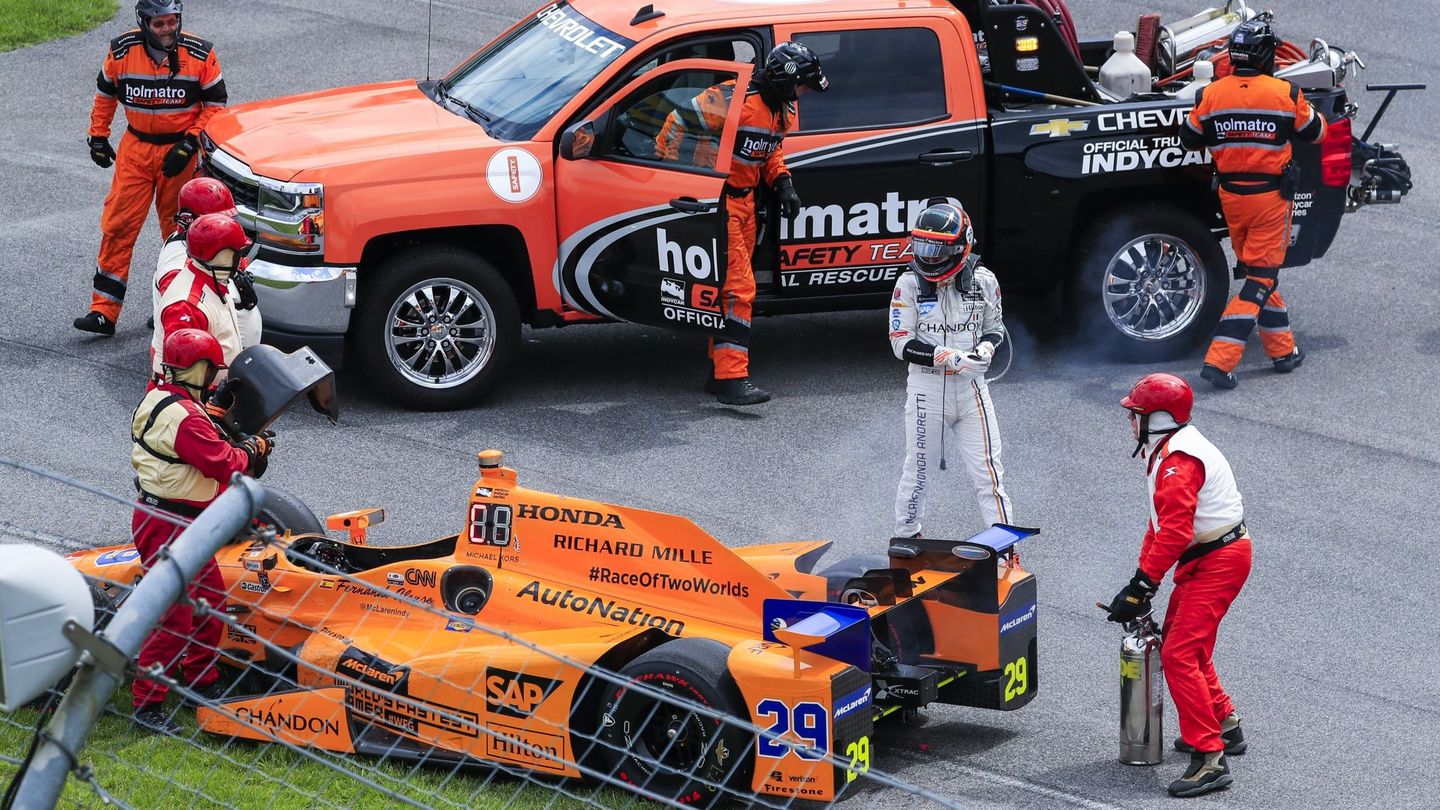 A menos de 30 vueltas, el motor de Alonso impidió que luchara por el triunfo en la recta final. (EFE)