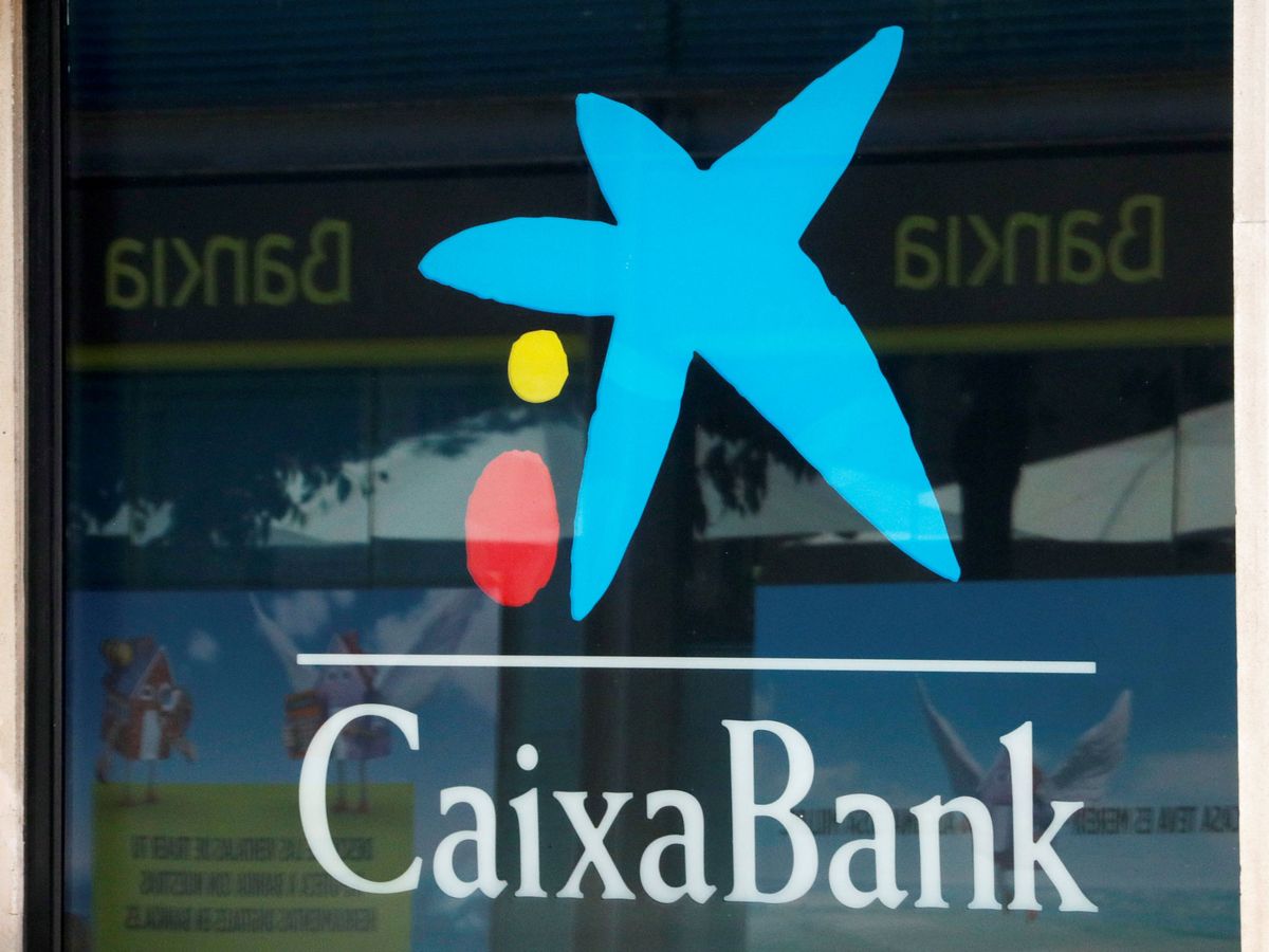Foto: Logos de CaixaBank y Bankia. (Reuters)