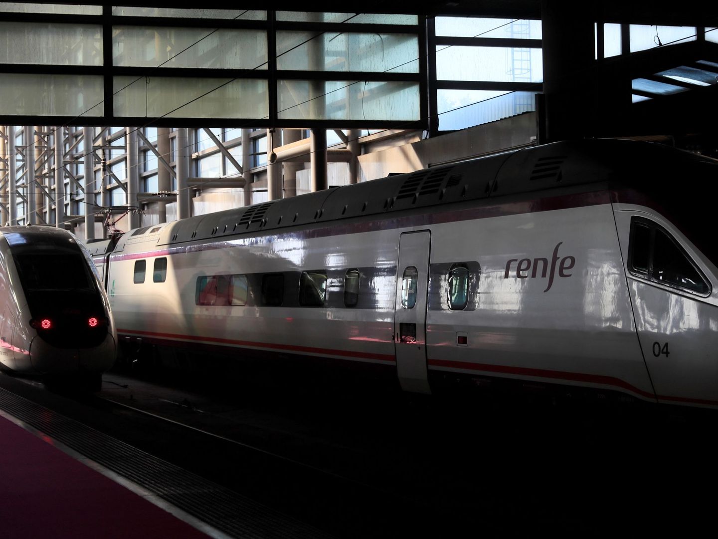 Dos trenes de Renfe y Ouigo (SNCF). (EFE/Fernando Alvarado)