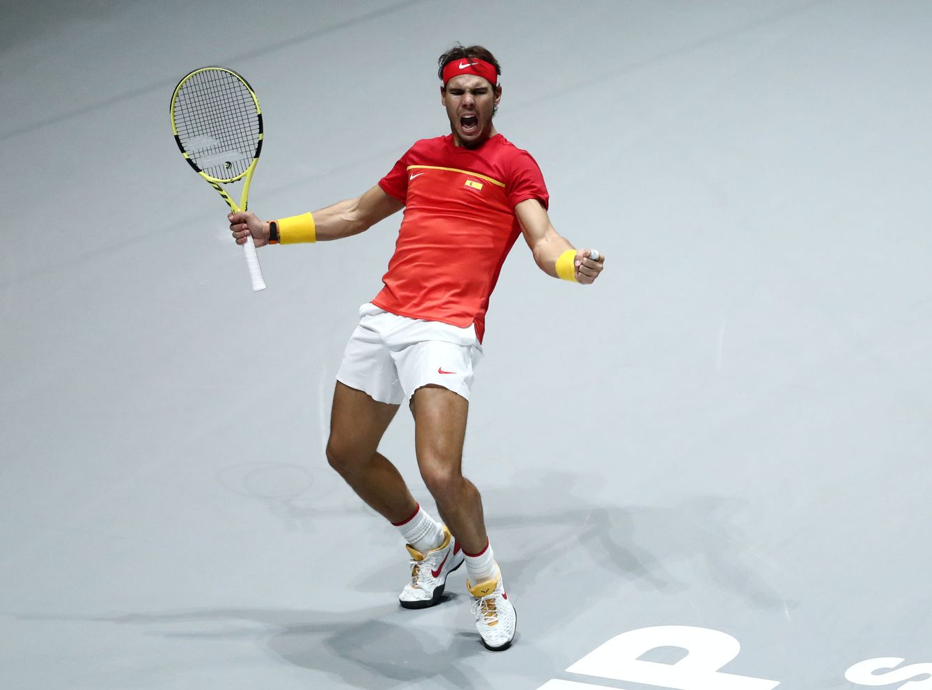 Nadal celebra eufórico el pase de España a las semifinales de la Davis. (EFE)