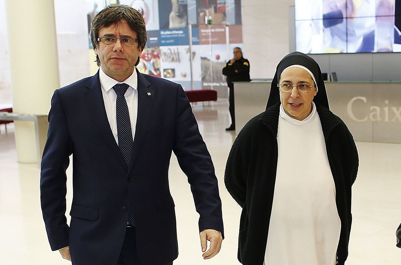 Carles Puigdemont, junto a Sor Lucía Caram, la monja de cabecera del independentismo. (EFE)