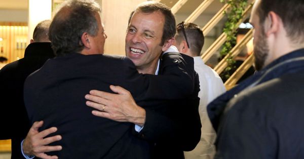 Foto: El expresidente del FC Barcelona Sandro Rosell (c) saluda a varios conocidos a su llegada este jueves al 'village' del Open Conde de Godó. (EFE)