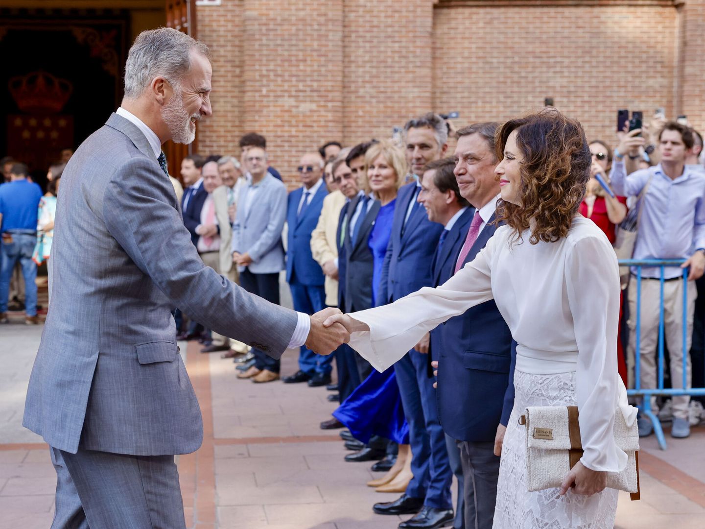 El rey Felipe VI saluda a la presidenta de la Comunidad de Madrid, Isabel Díaz Ayuso. (EFE)