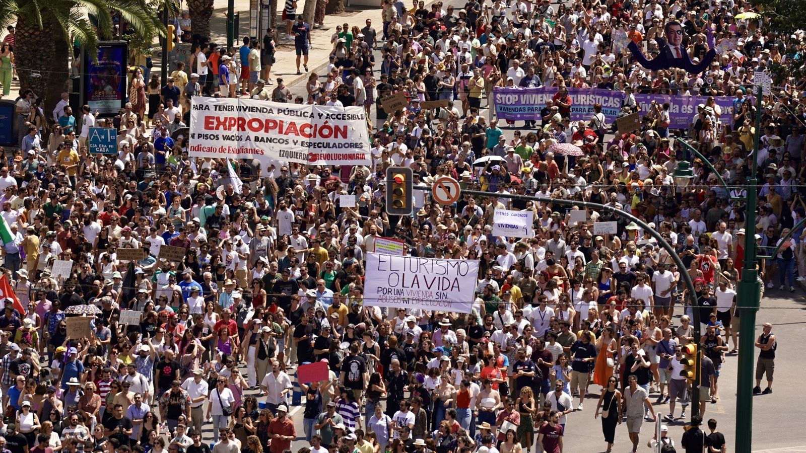 ¿No hay un hartazgo? Mira a Málaga: miles de personas se manifiestan contra la 'turistificación' y su efecto en la vivienda