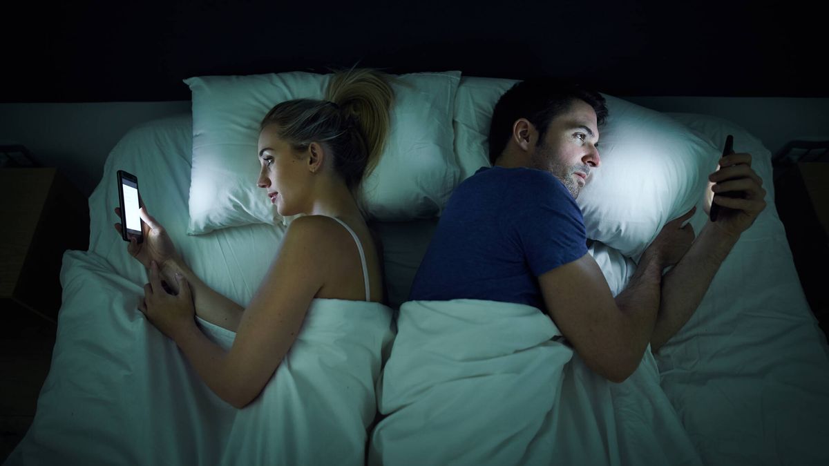 'Ningufoneo', el nuevo término que quizás está haciendo infeliz a tu pareja