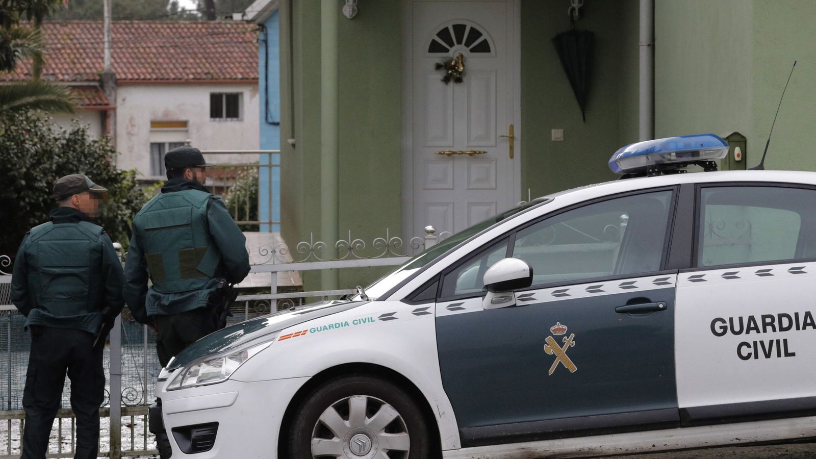 Foto: La Guardia Civil registra la casa del Chicle en Rianxo. (EFE)