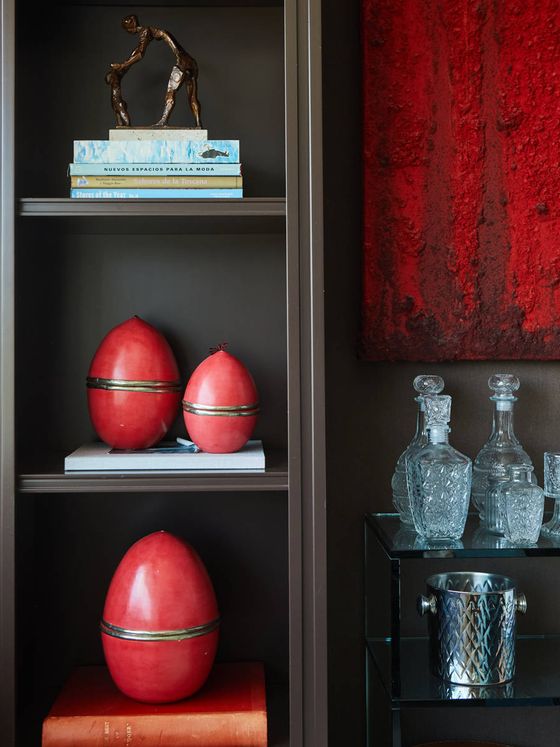 En las estanterías del mueble bar, colocados sobre unos libros, unos huevos de cerámica típicos marroquíes que les regalaron por su boda.