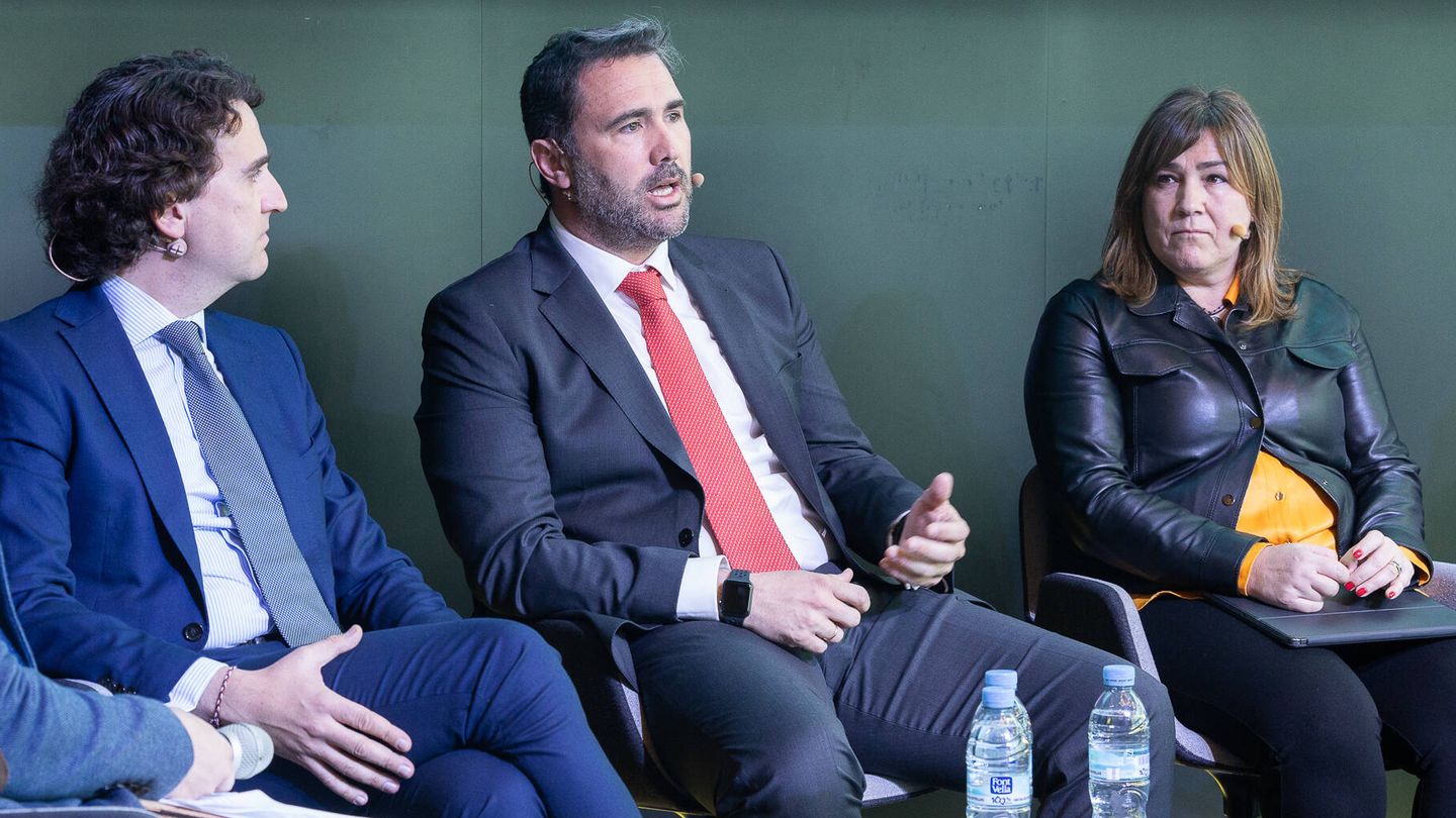 De izquierda a derecha: Pablo Crespo (Federación Española de Empresas de Tecnología Sanitaria); Pablo Sierra (Takeda), y Elisenda Pareja (Novartis).