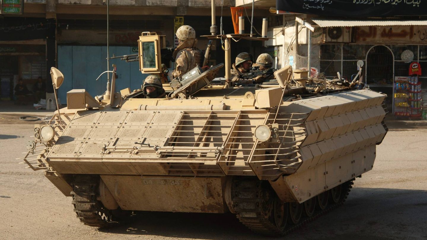 Transporte de tropas en un blindado FV430 Mk3 Bulldog en Iraq. (UK MoD)