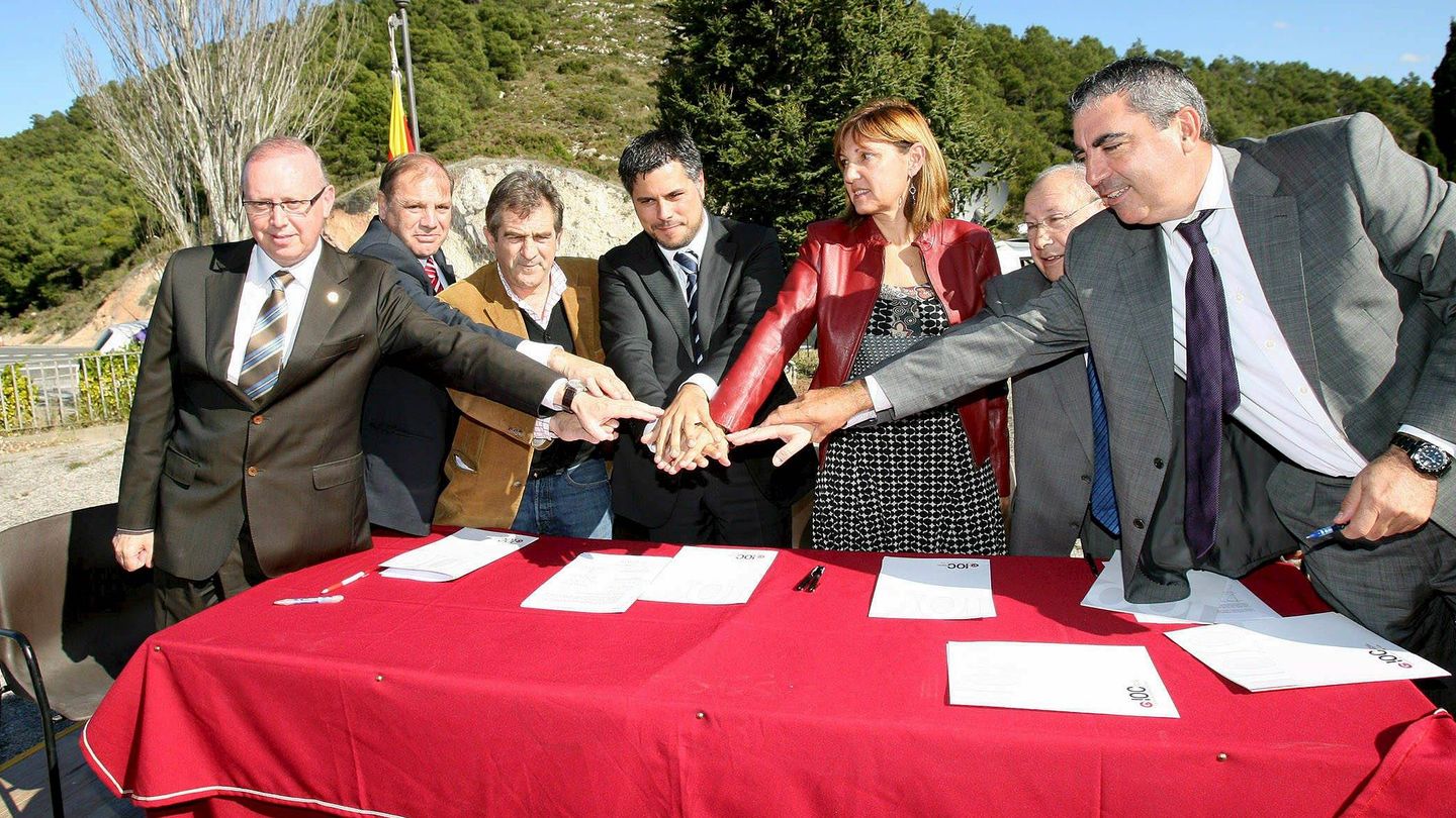 Andreu, tercero por la izquierda, en un acto de alcaldes pidiendo más inversiones. (EFE)