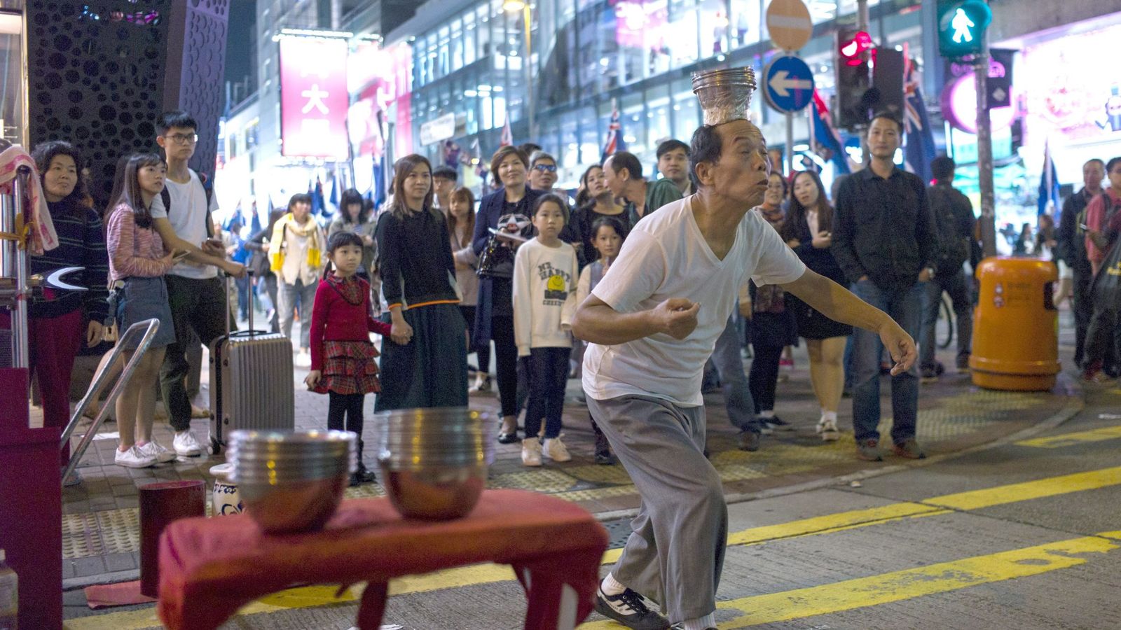 Foto: Un artista callejero actúa en el distrito de Mongkok de la ciudad china de Hong Kong, el pasado 10 de diciembre. (EFE)