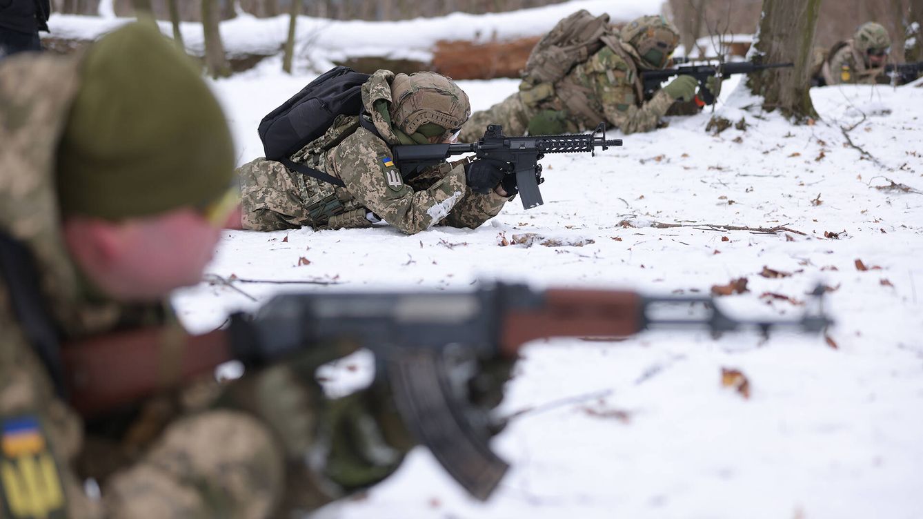 Foto: Civiles reciben entrenamiento militar en Kiev, el pasado sábado. (Getty/Sean Gallup)