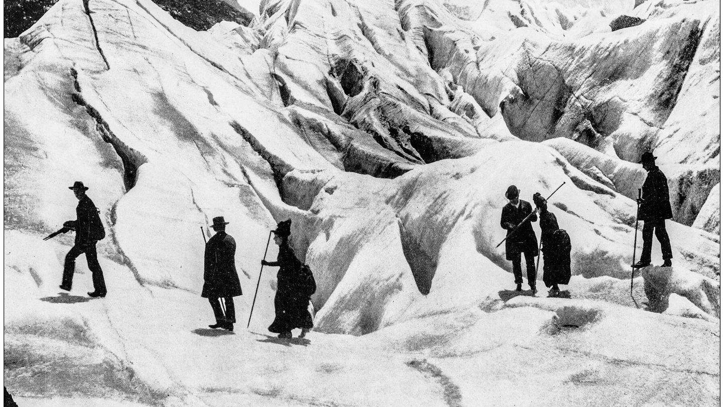 Anticuario fotografía del siglo XIX alpinista en Eismeer-Jungfraujoch en Suiza. (iStock)