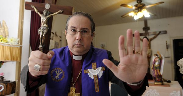 Foto: El obispo luterano Manuel Acuña uno de los exorcistas más conocidos del mundo. (EFE)