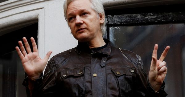 Foto: Julian Assange, en un balcón de la embajada de Ecuador en Londres (REUTERS/Peter Nicholls)