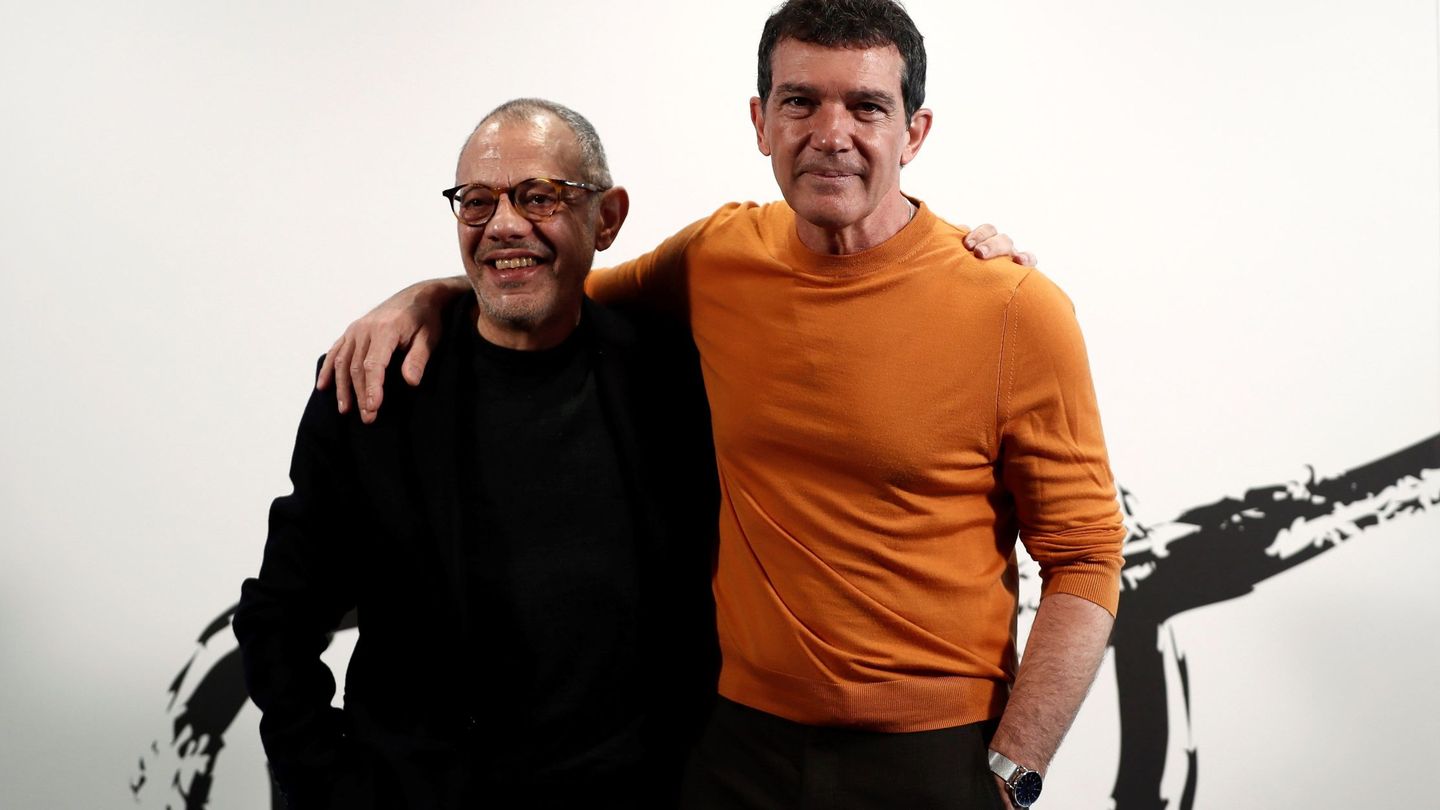 Antonio Banderas posa junto a Lluís Pasqual durante la presentación. (EFE)