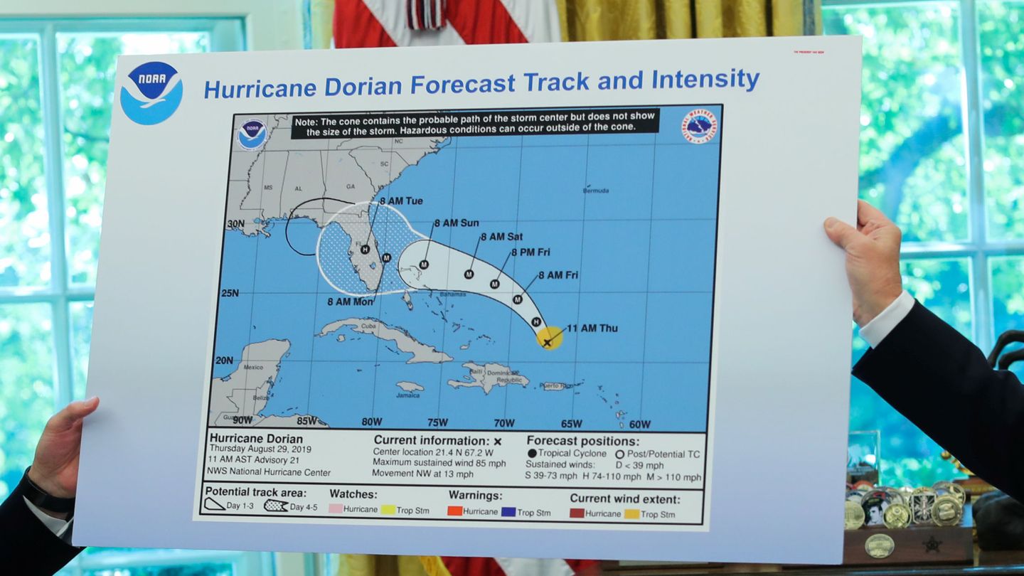 Donald Trump mostrando uno de los mapas originales de la trayectoria de Dorian. (Reuters)