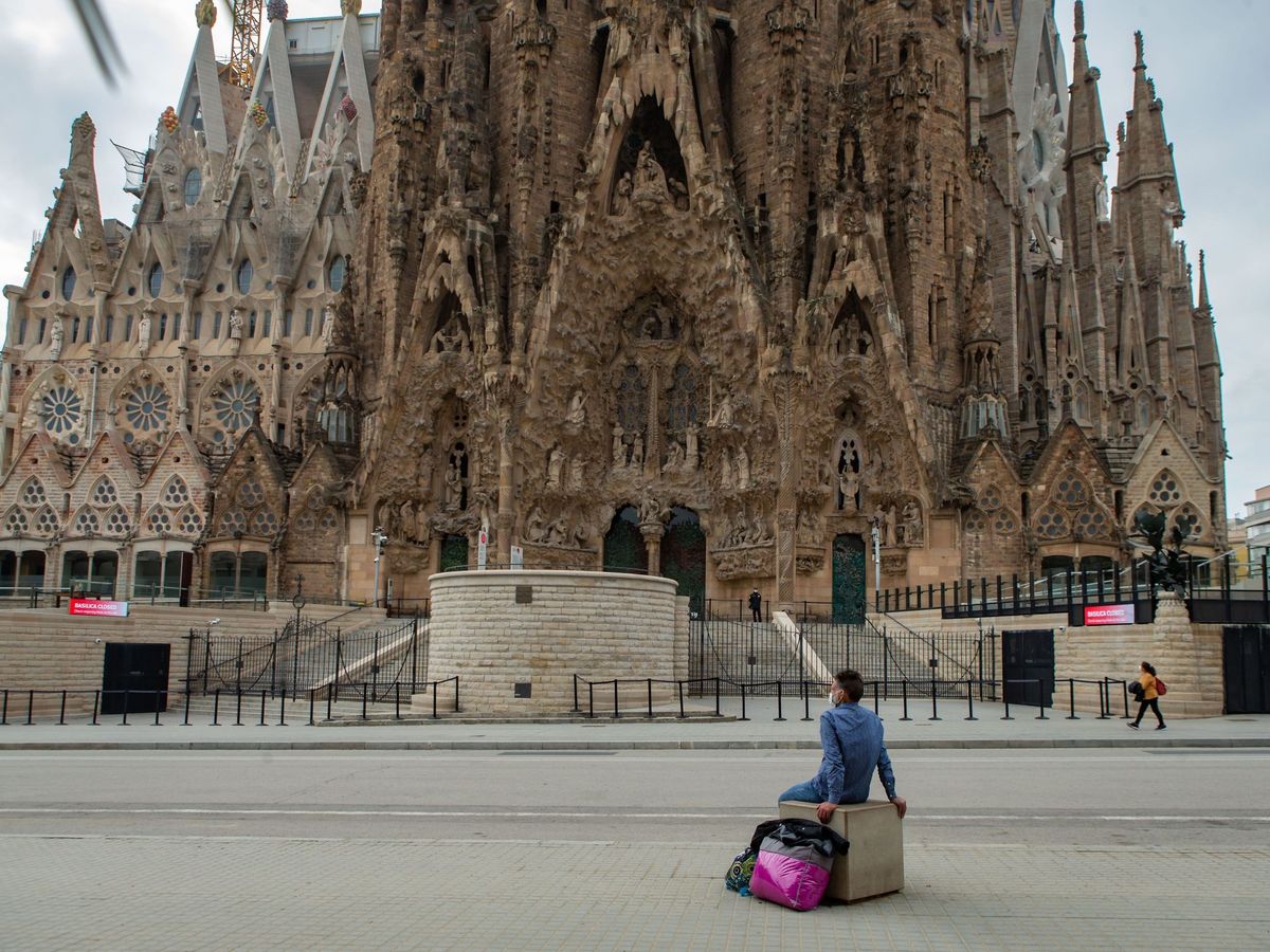 Foto: Un hombre sentado ante la Sagrada Familia, este martes. (EFE)
