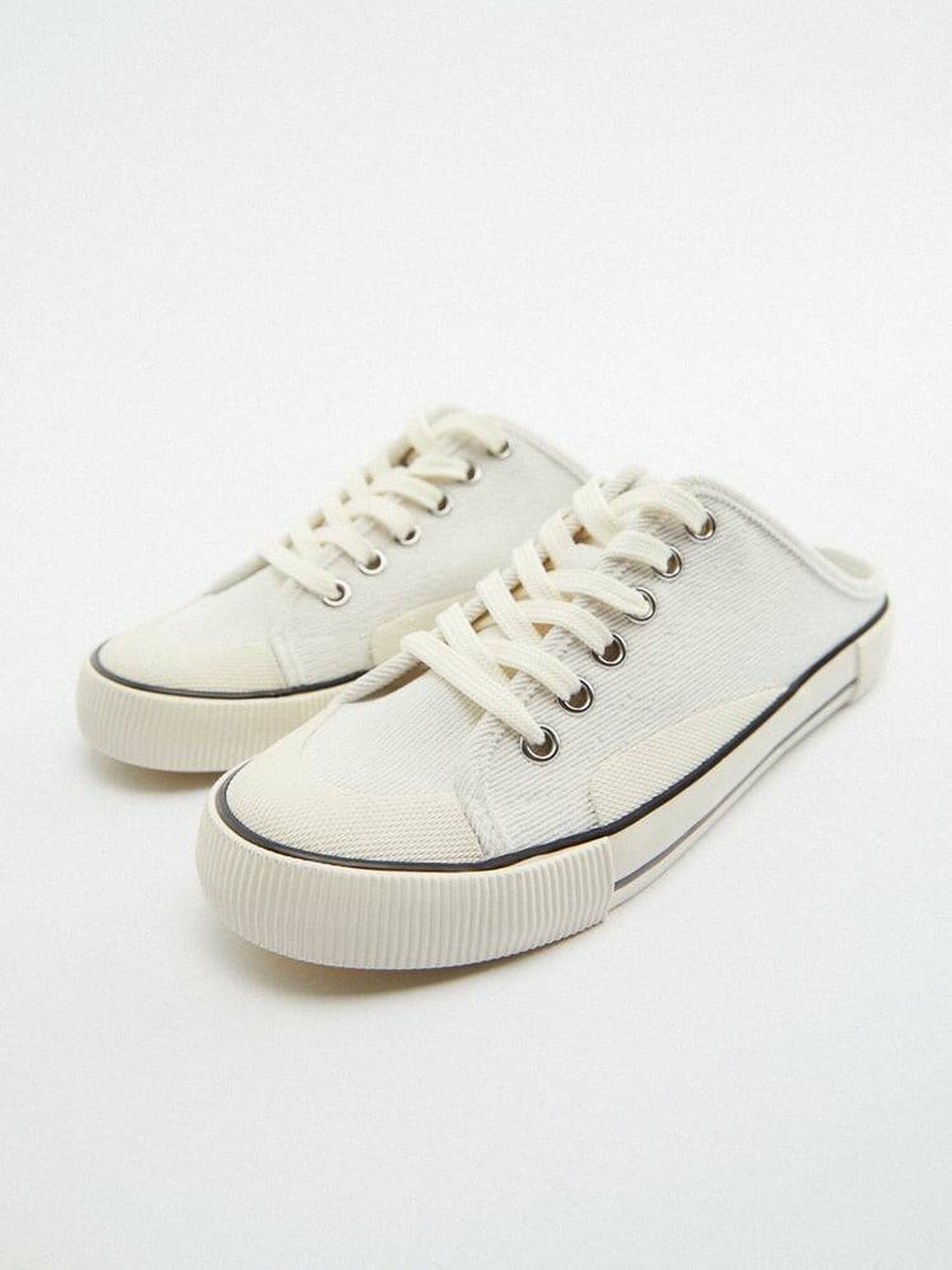 Unas zapatillas de deporte blancas de Zara. (Cortesía)