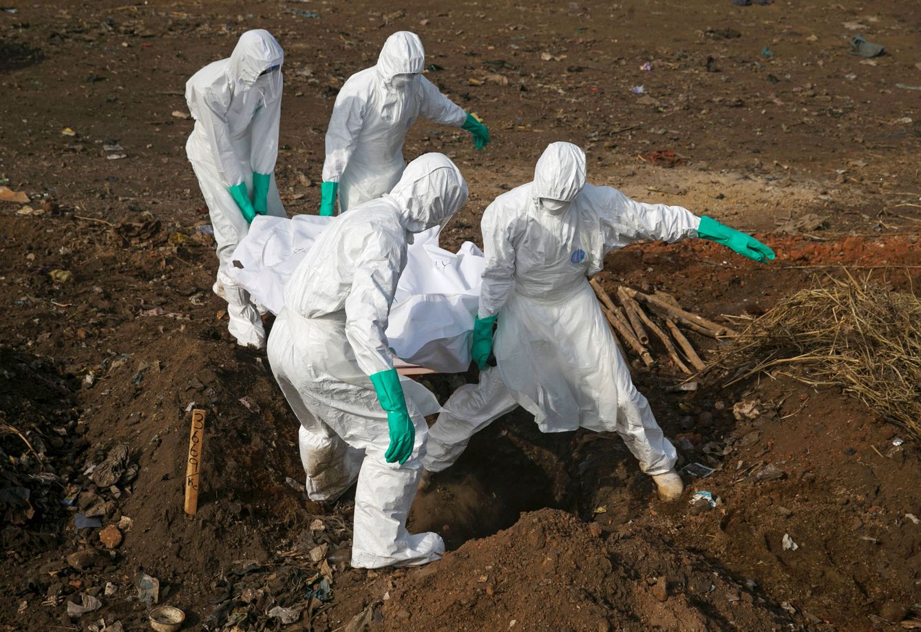 Entierro de una víctima del virus del Ébola en Freetown, Sierra Leona. (Reuters)