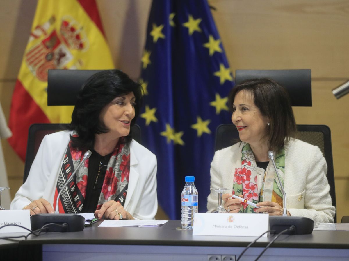 Foto: La ministra de Defensa, Margarita Robles (d), durante una visita a la sede del CNI. (EFE/Fernando Alvarado)