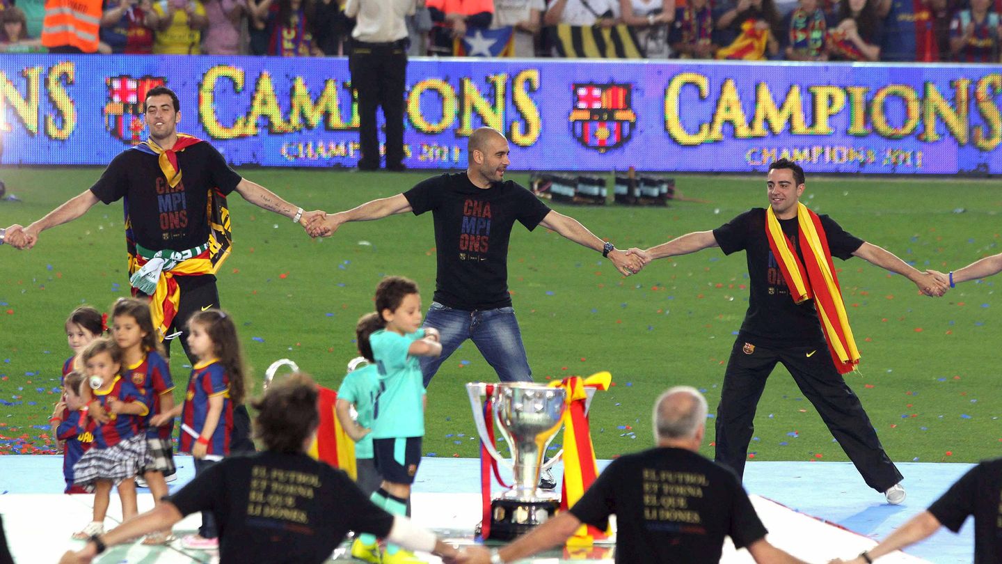 Sergio Busquets, Pep Guardiola y Xavi Hernández celebran un título. (EFE/Toni Albir)