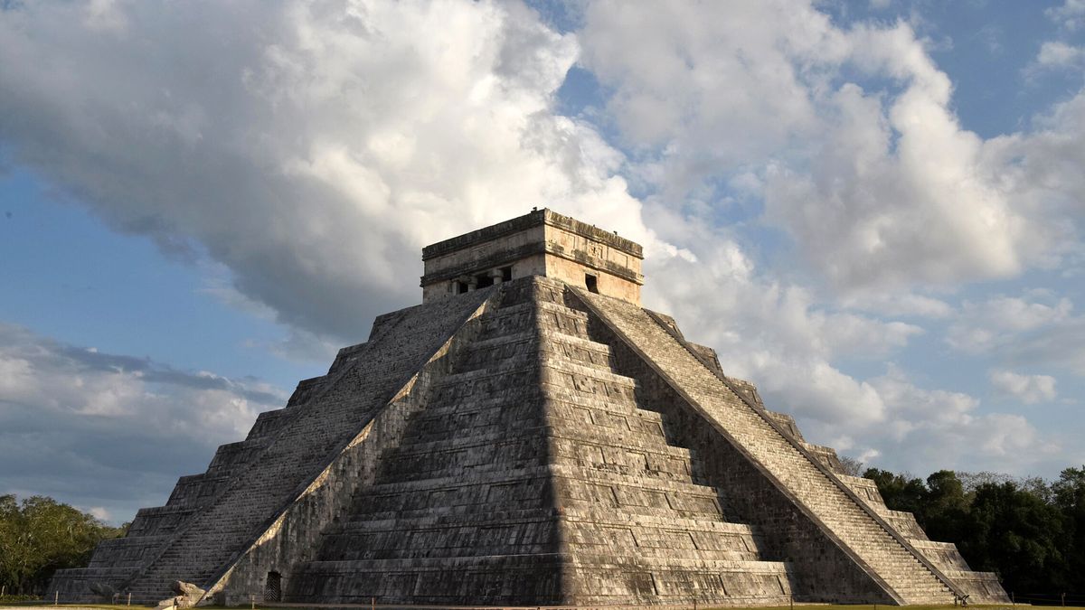 Golpes a un turista por subir de forma ilegal a una pirámide de Chichén Itzá (México)