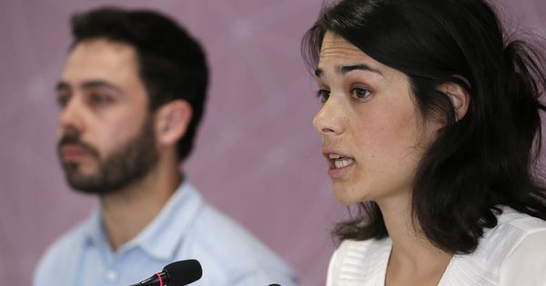 Foto: Isabel Serra (d), durante una rueda de prensa en la sede de Podemos. (EFE)