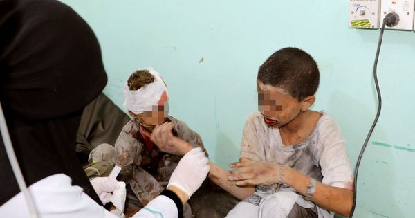 Foto: Una médica cura a dos niños heridos en el ataque contra un autobús escolar en Saada, Yemen. (Reuters)