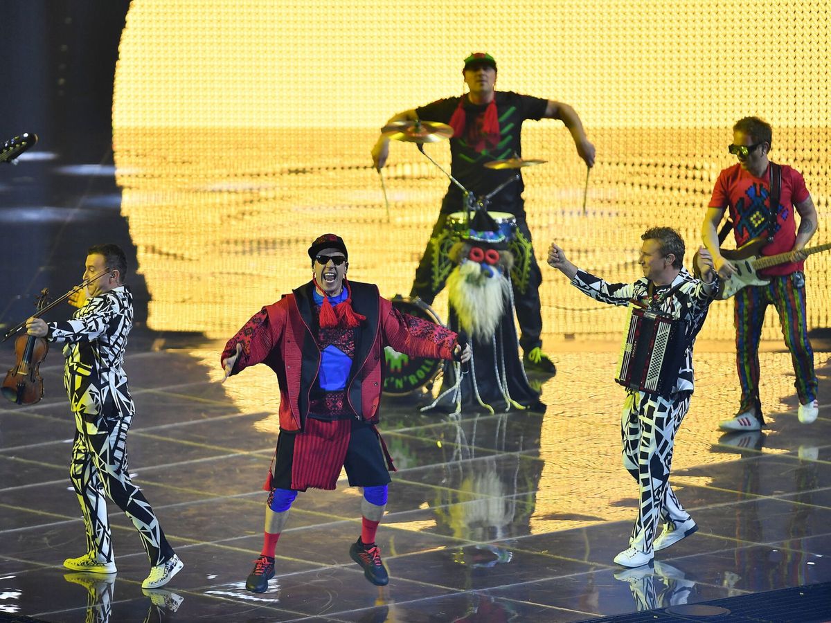 Foto: Los representantes de Moldavia en Eurovisión, Zdob si Zdub y Advahov Brothers, sobre el escenario de Turín con su canción 'Trenuletul' (EFE/Di Marco)