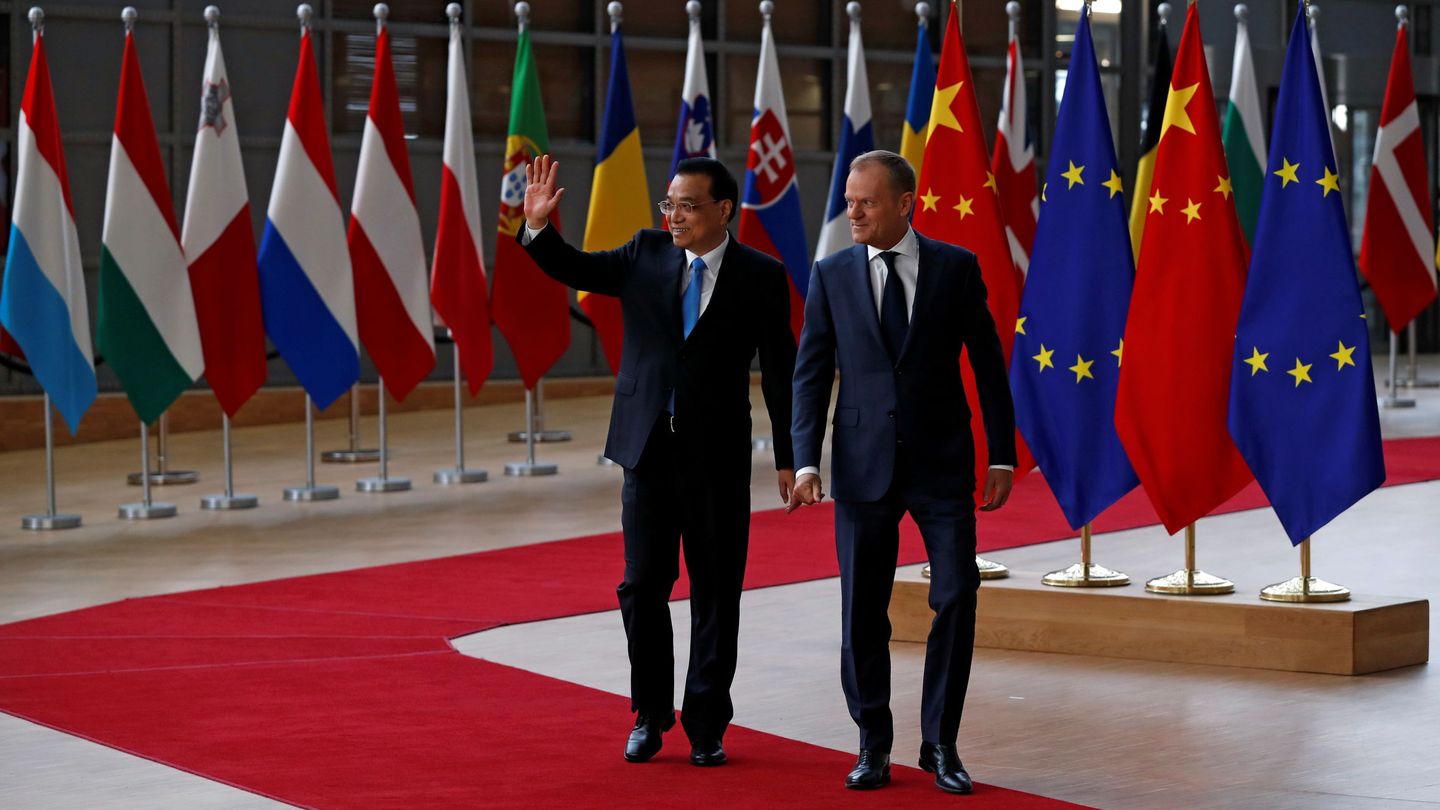 El primer ministro chino junto al presidente del Consejo Europeo, Donald Tusk. (Reuters)