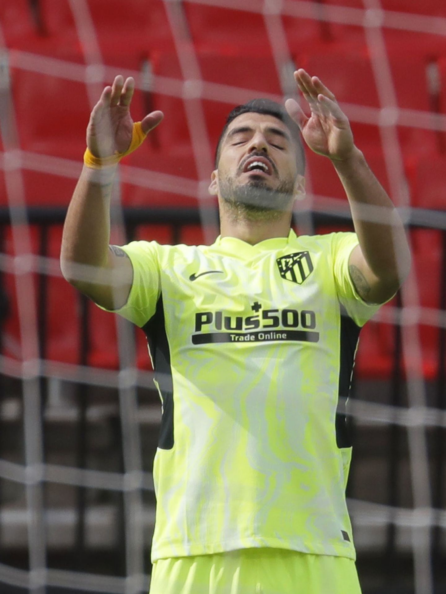 Luis Suárez se lamenta tras fallar una ocasión de gol. (Reuters)