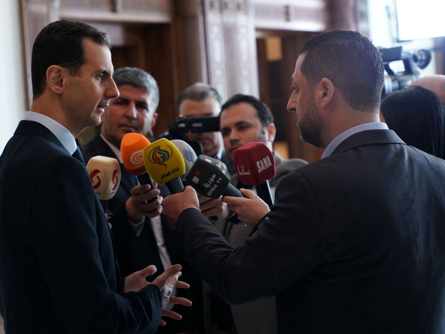 El presidente sirio Bashar Al Assad habla con la prensa en Damasco, el 4 de marzo de 2018. (SANA/EFE) 