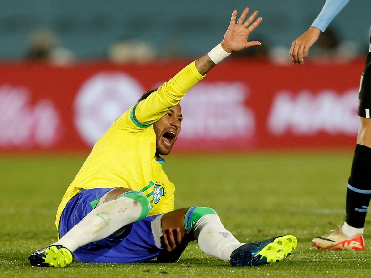Foto: Neymar, en el momento de caer lesionado. (Reuters/Andres Cuenca)