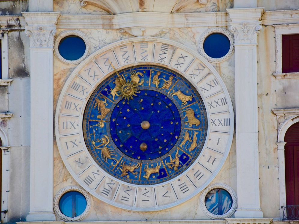Foto: Reloj de la Torre dell'Orologio en la plaza de San Marcos, Venecia. (Josh Rangel para Unsplash)