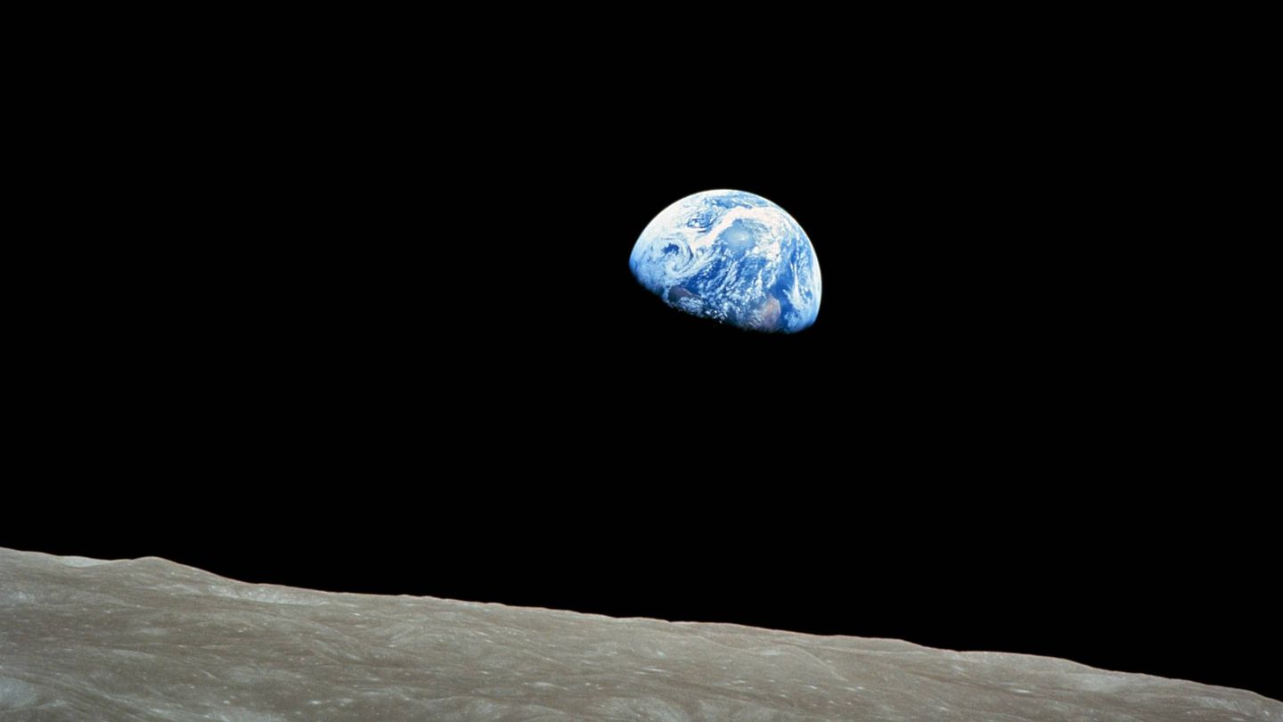 La famosa fotografía 'Earthrise', otro de los grandes impulsores de los movimientos para la protección del medioambiente. (NASA)