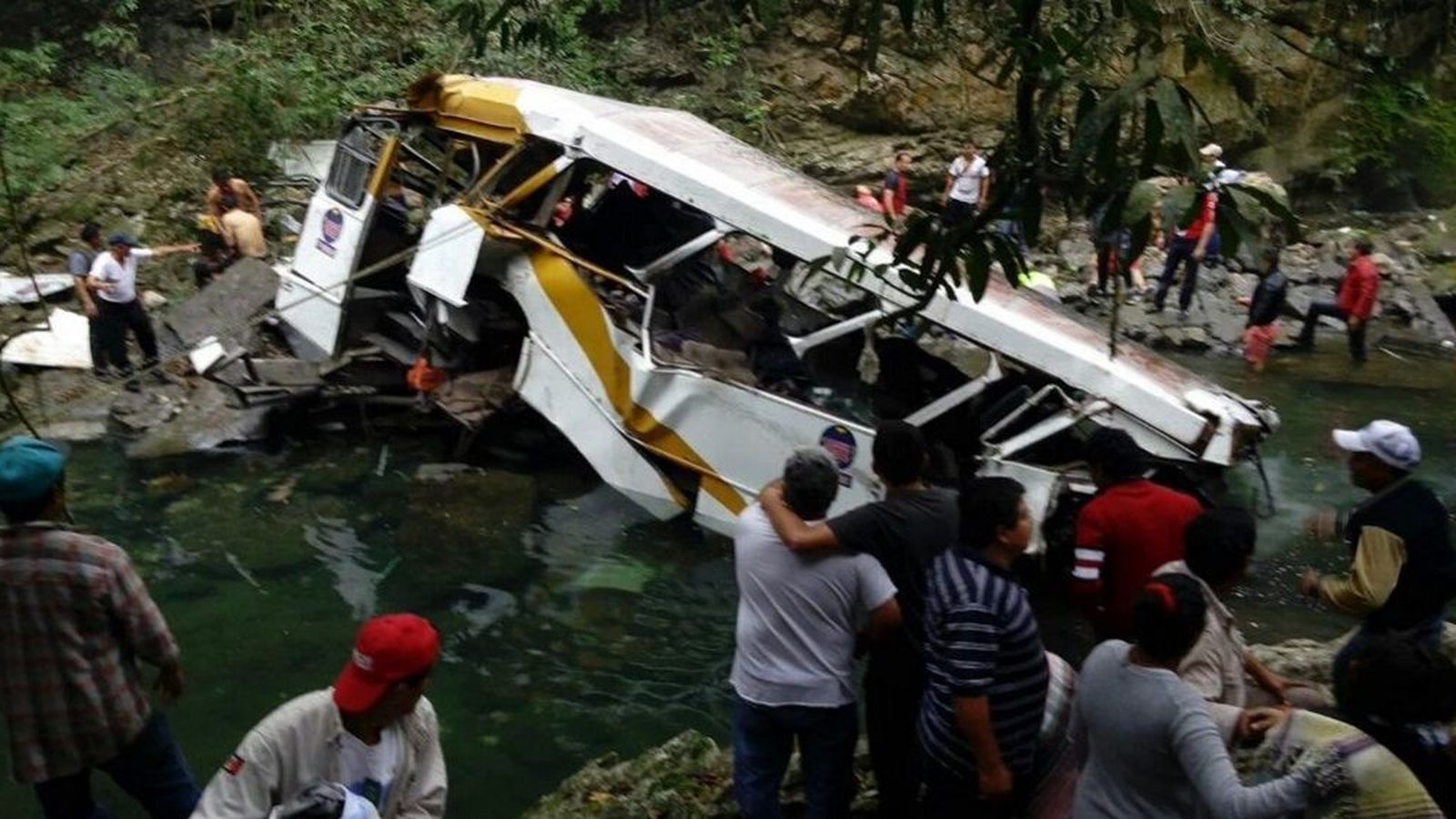 Foto: Así quedó el autobús después de la caída (Twitter/@CapitalVeracruz)