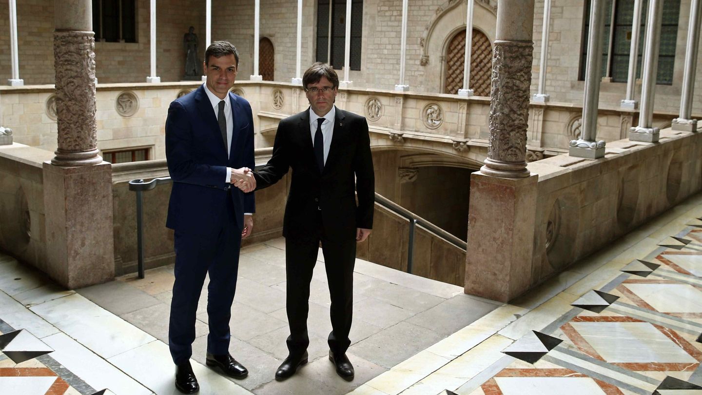 Pedro Sánchez y Carles Puigdemont, el 15 de marzo de 2016, en su primera reunión en el Palau de la Generalitat. (EFE)