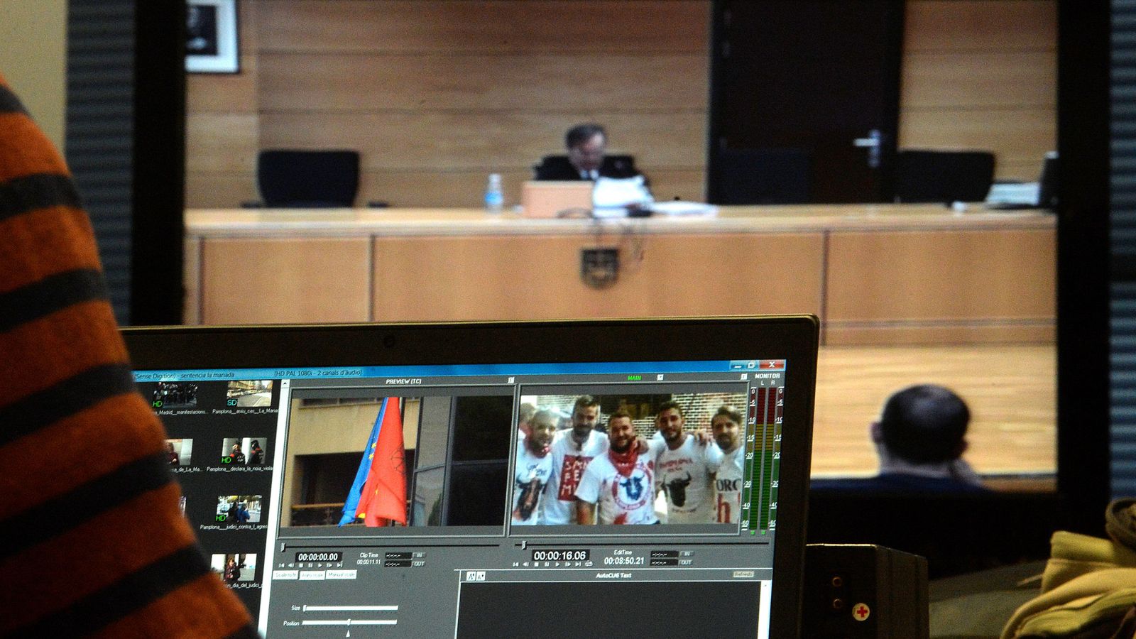 Foto: Un periodista sigue por la pantalla la lectura del fallo por parte del presidente del tribunal, José Francisco Cobo. (Reuters)