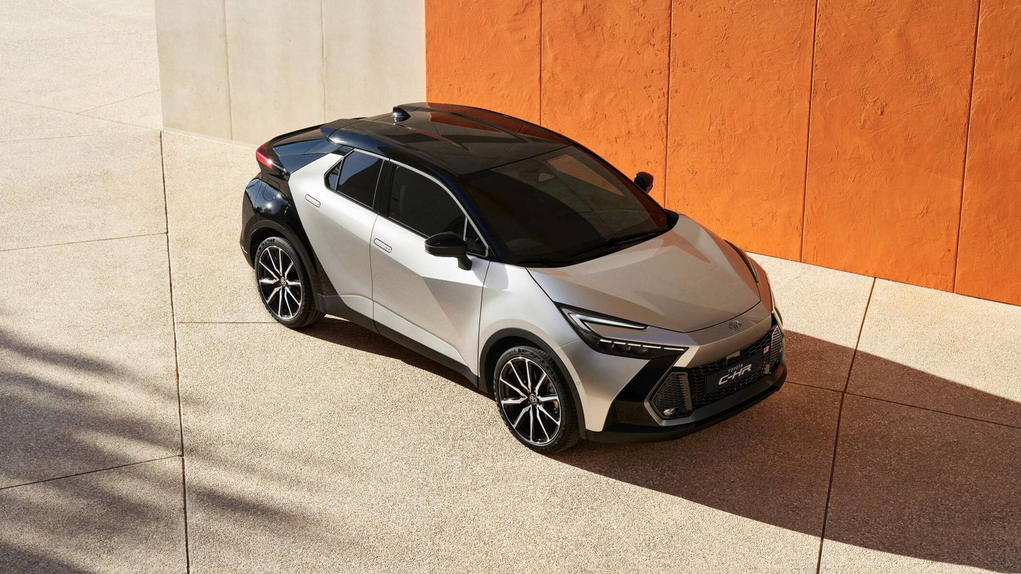 En el frontal adopta la nueva cara de los todocaminos de Toyota como el bZ4X eléctrico.