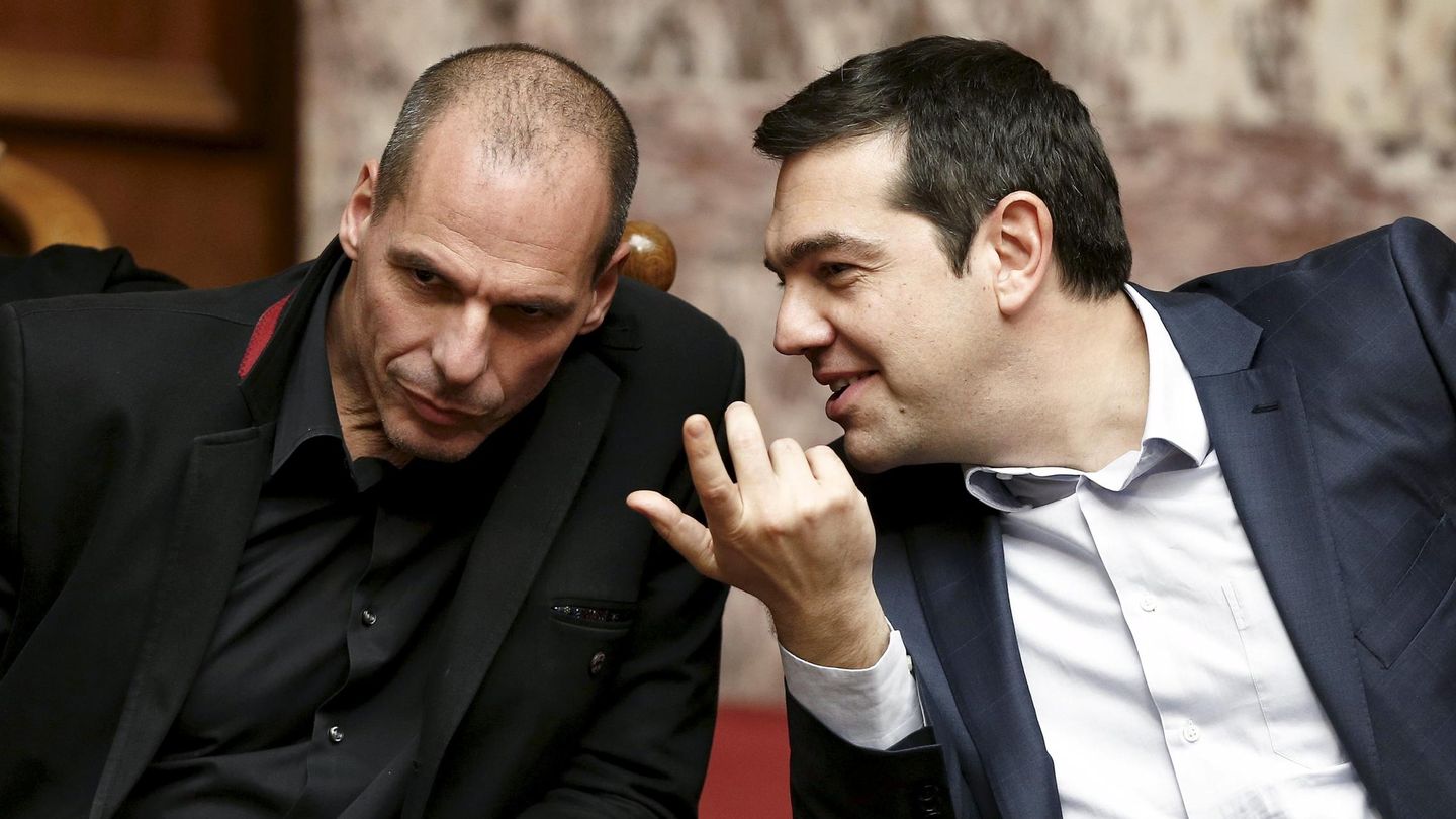 Varoufakis escucha a Tsipras en el Parlamento griego durante su etapa en el Gobierno. (Reuters)