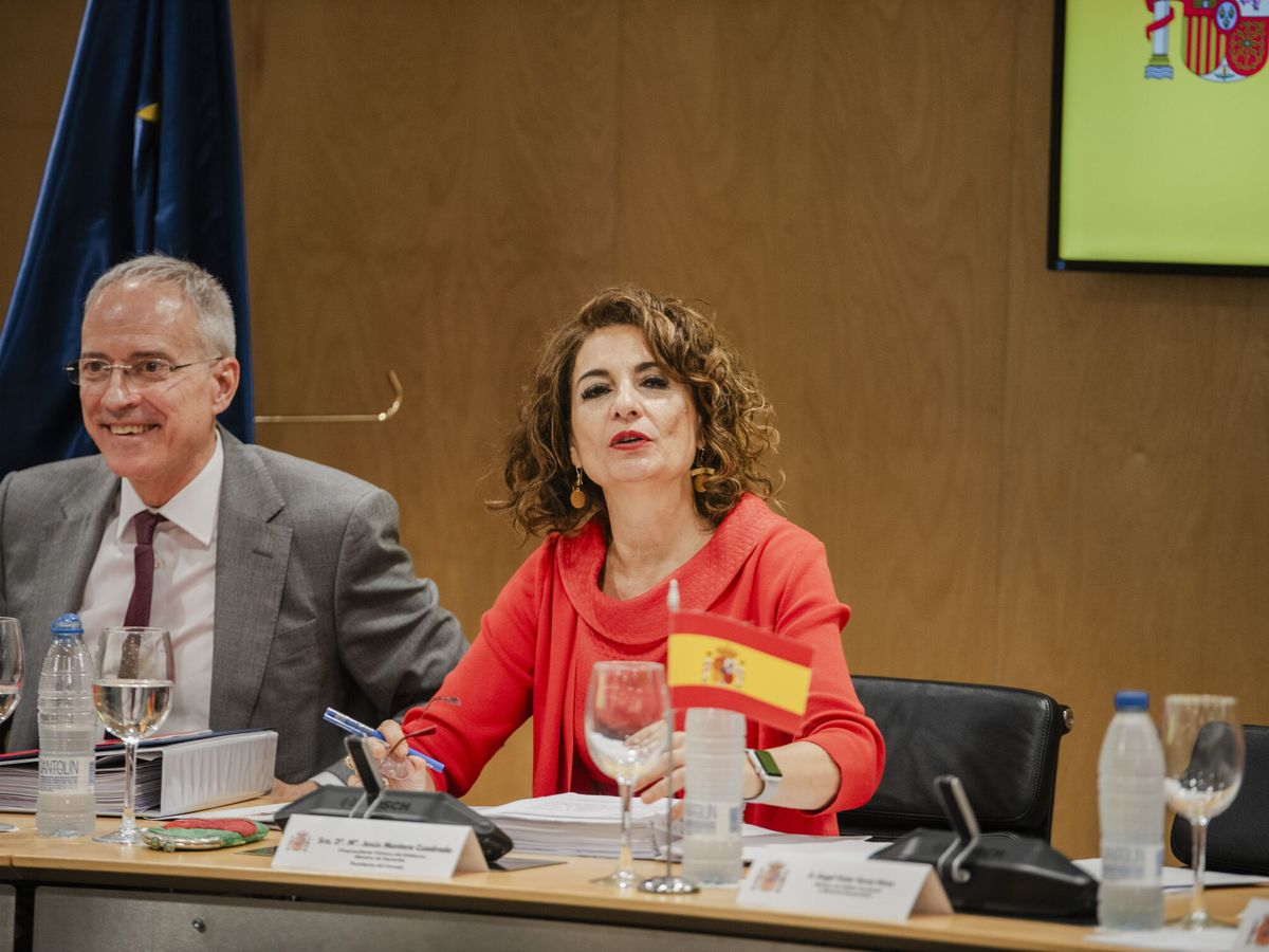 Foto: La vicepresidenta y ministra de Hacienda, María Jesús Montero, y el secretario de Estado de Hacienda, Jesús Gascón. (EP)