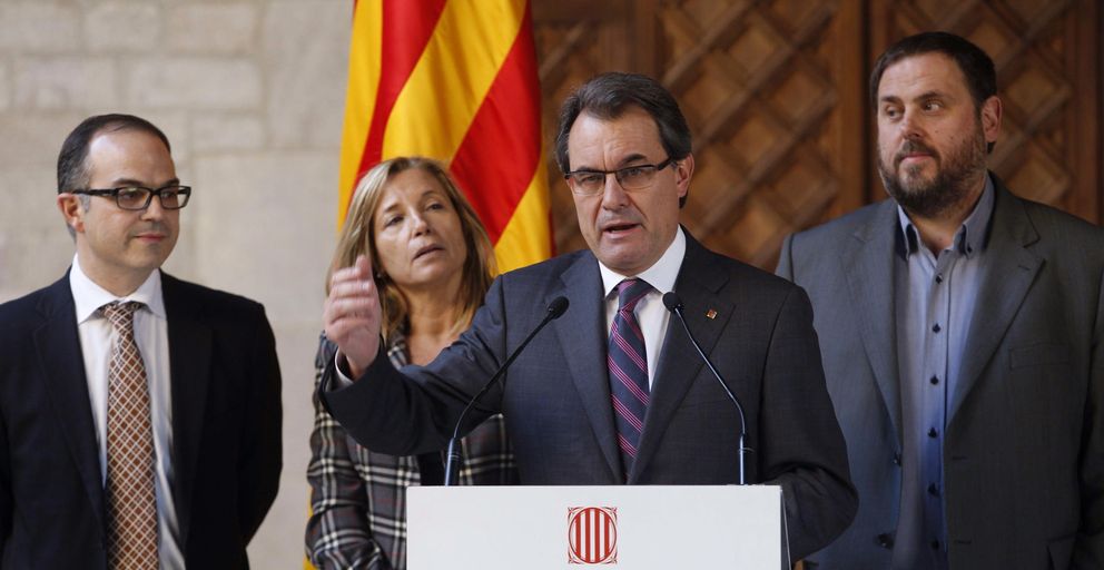 Artur Mas (c), Oriol Junqueras (d), Joana Ortega (2ºi) y el portavoz en el Parlamento catalán , Jordi Turull (i).