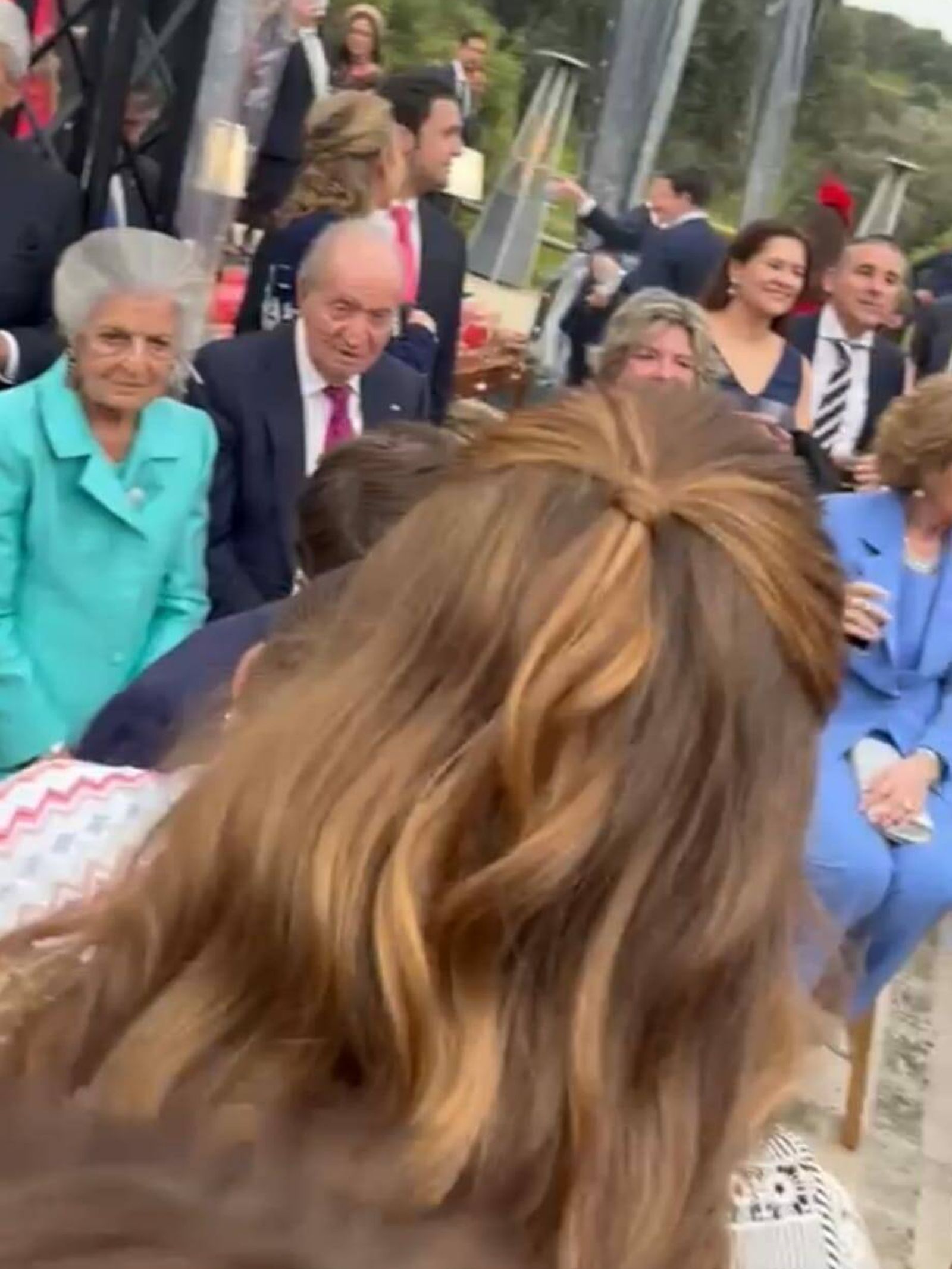 El rey Juan Carlos, junto a su prima y abuela de la novia, Teresa de Borbón-Dos Sicilias. (Cortesía)