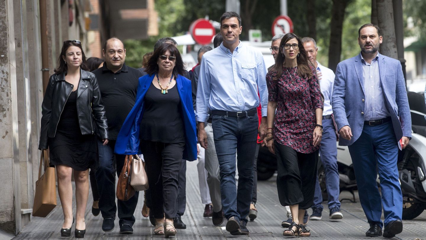Pedro Sánchez, acompañado por Adriana Lastra (i), Núria Parlon (2d), Cristina Narbona (3i), José Luis Ábalos (d) y Carles Ruiz (2i), a su llegada a la reunión en la sede del PSC en Barcelona. (EFE)