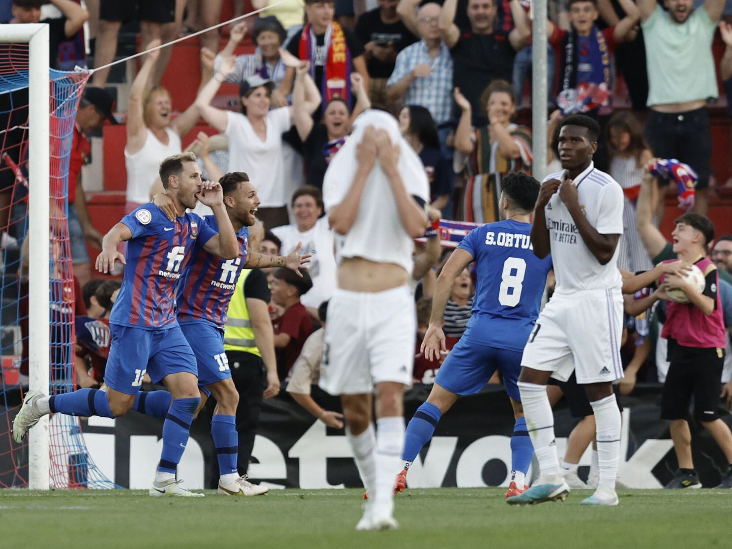 Los jugadores del Eldense celebran el gol del empate contra el Castilla. (EFE/Biel Aliño)